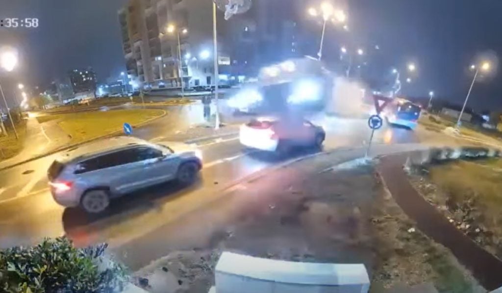 Gotovo nezapamćena nesreća u Rumuniji: Vozač dobio napad zbog dijabetesa i preletio dva automobila